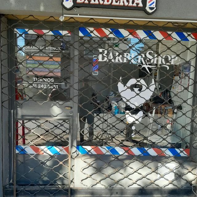Cortina de malla de una barbería en Rosario
