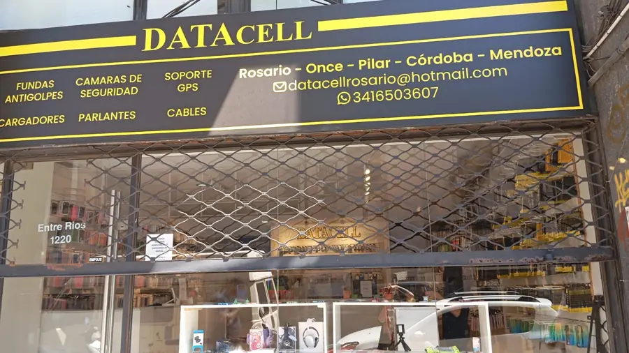 Cortina de malla de enrollar en un local de celulares