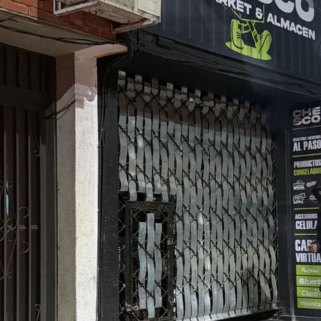 Cortina de malla de un minimarket y almacén