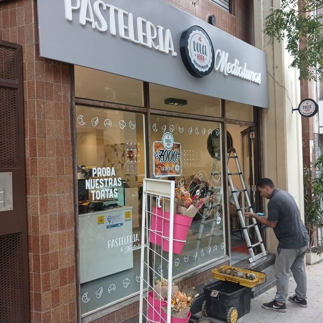 Técnico haciendo el service de la cortina de una pastelería